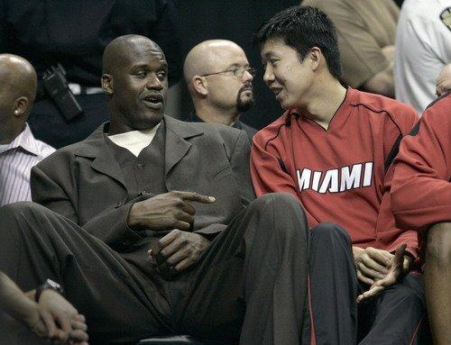 国米大胜升榜首！米兰中锋令人愁（国米大捷领跑联赛，米兰中锋令人担忧）