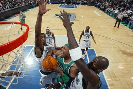 米体：路易斯-恩里克表现欠佳，没把握住这次宝贵的首发机会（米体：路易斯-恩里克状态低迷，错失难得的首发良机）