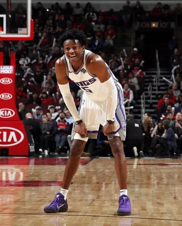 官方：因球迷对阿奇姆彭的歧视言行，成都蓉城被罚款50万元（官方通报：球迷歧视阿奇姆彭，成都蓉城被罚50万元）