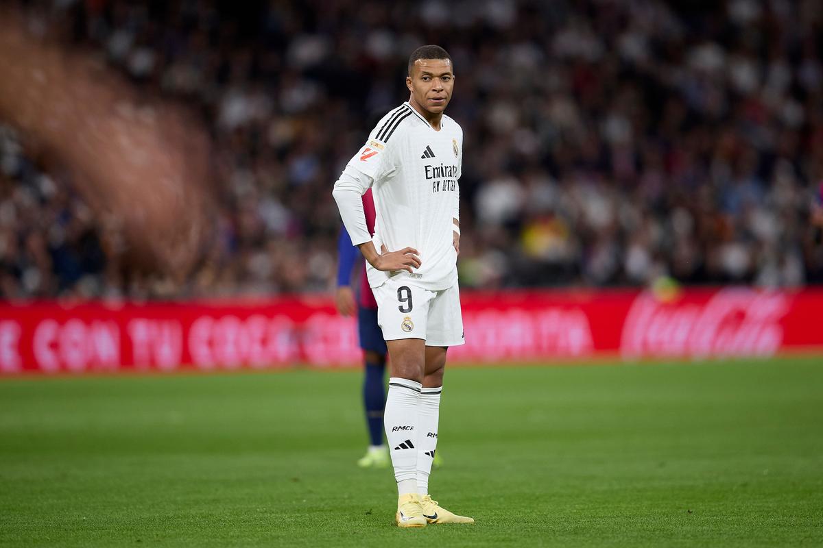 歌名应景，著名歌唱家波切利在世界杯抽签仪式演唱《今夜无人入眠》（波切利亮相世界杯抽签仪式，献唱应景《今夜无人入眠）