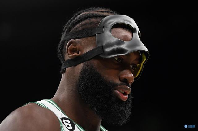 状态火热！穆雷首节6中4得到10分2篮板1助攻（穆雷开局火力全开：首节6投4中拿下10分2篮板1助攻）