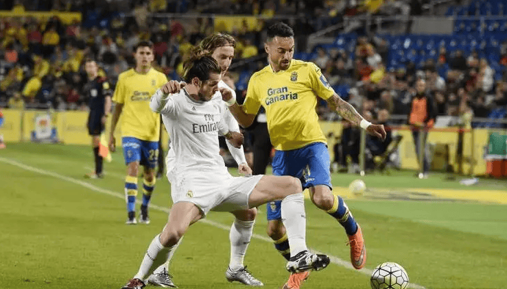 中国冰壶男队7比0胜波兰，明日双赛争冬奥门票（中国男子冰壶队7-0横扫波兰，明日连战冲击冬奥资格）